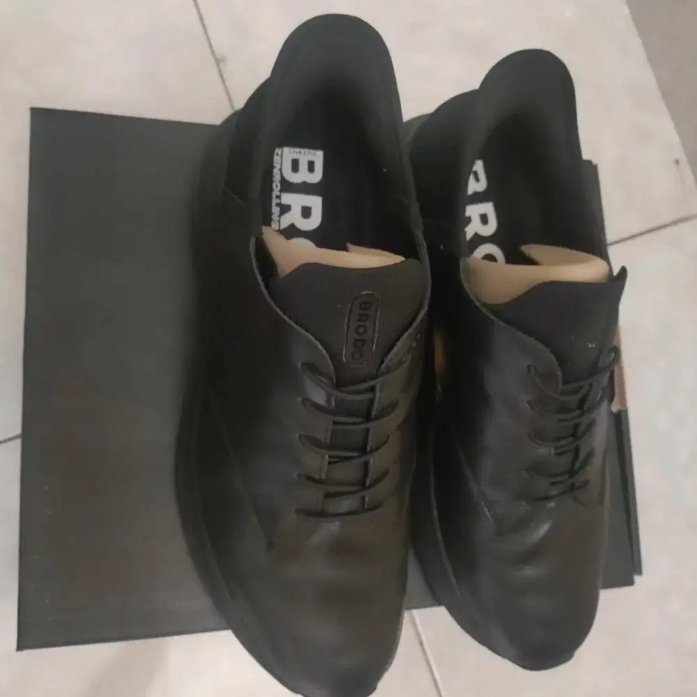 Sepatu brodo arez