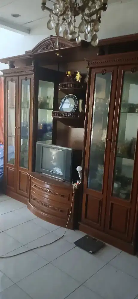 Dijual cepat lemari kaca 2 pintu,ada lampu didalam lemarinya