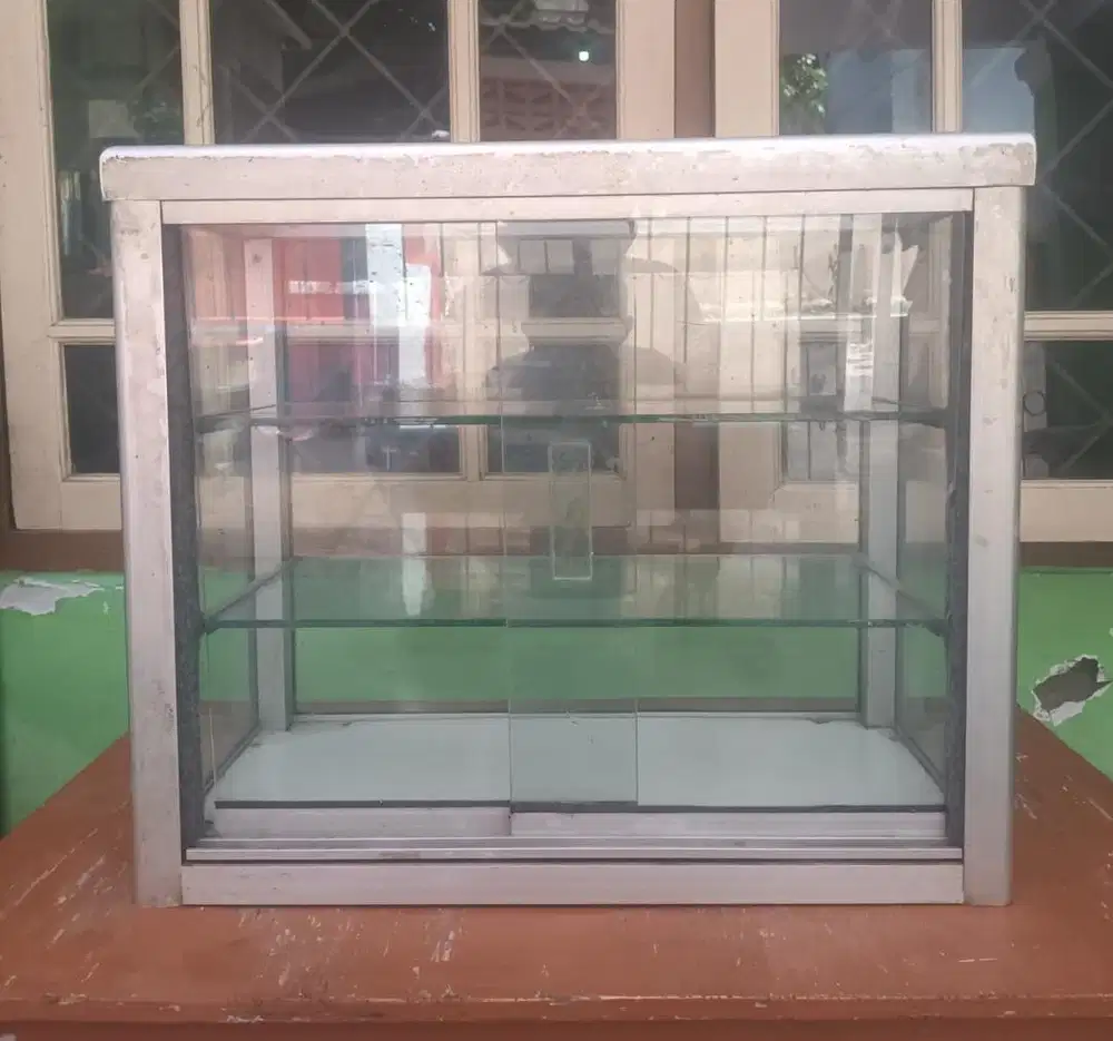 Etalase kaca rokok jualan