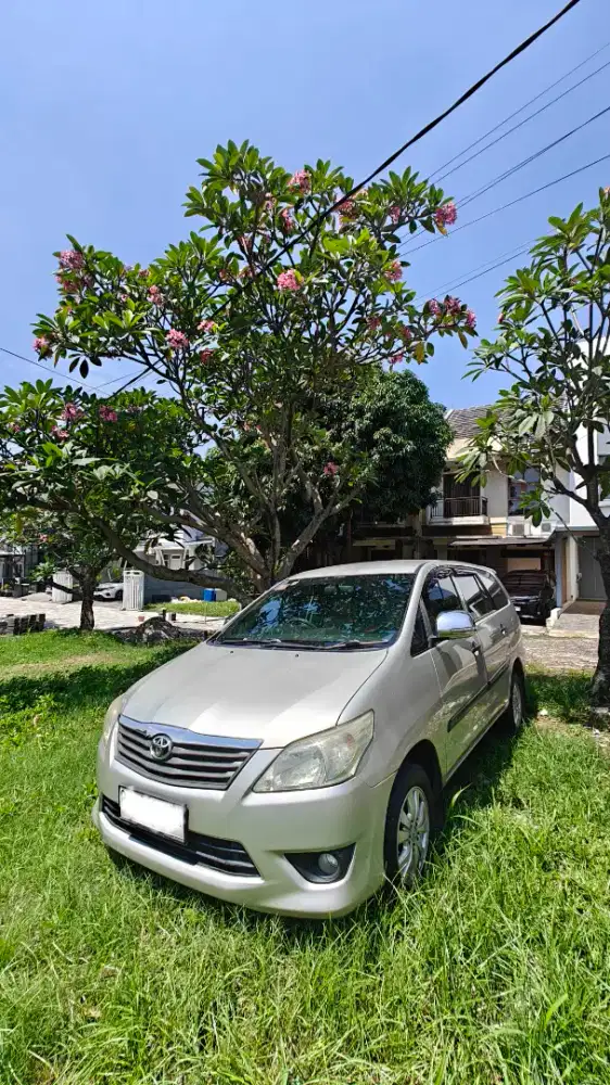Innova E AT 2012