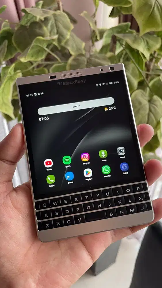 Blackberry Oslo 5G Android 14 (prototype)