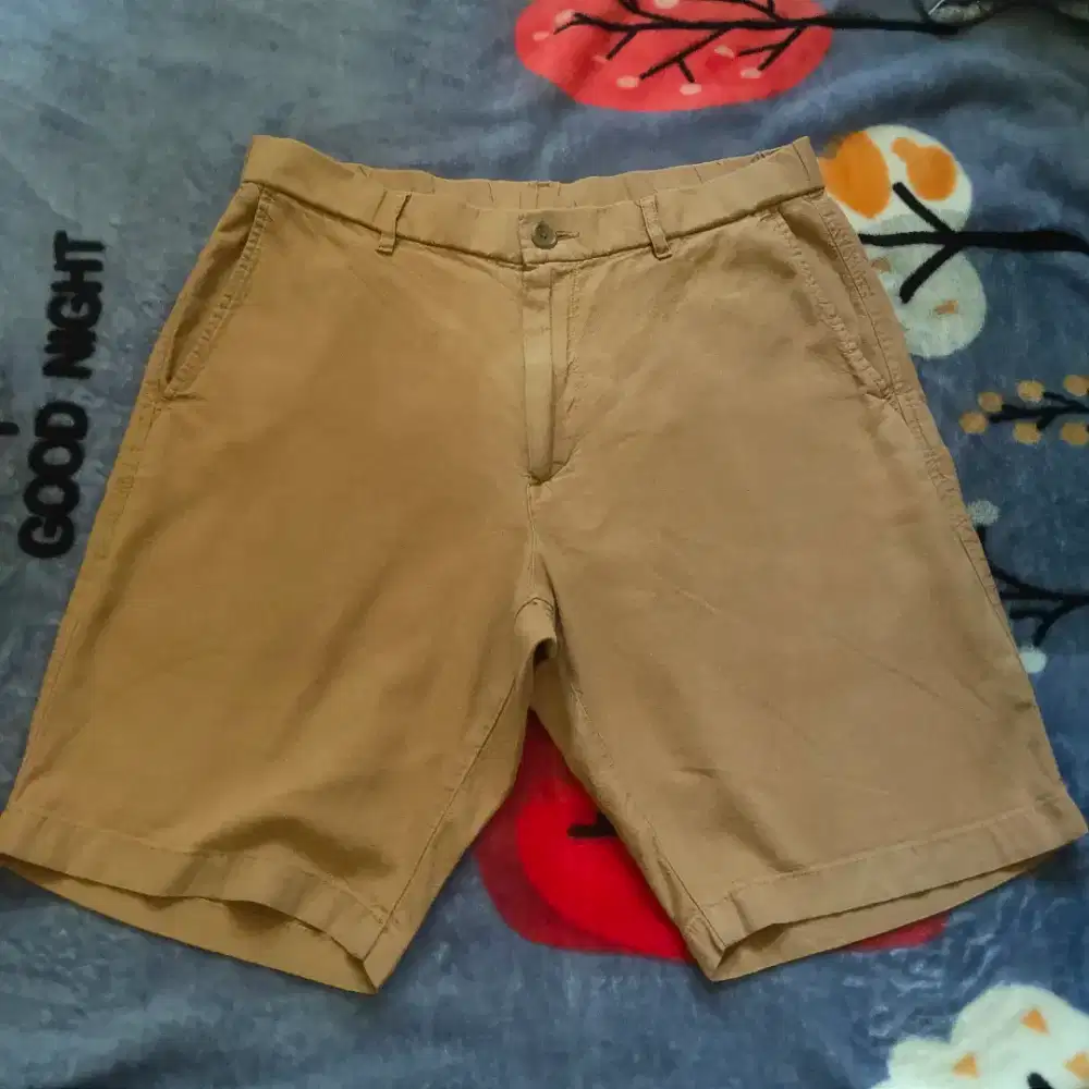 CELANA PENDEK UNIQLO SIZE M MURAH 50 AJA