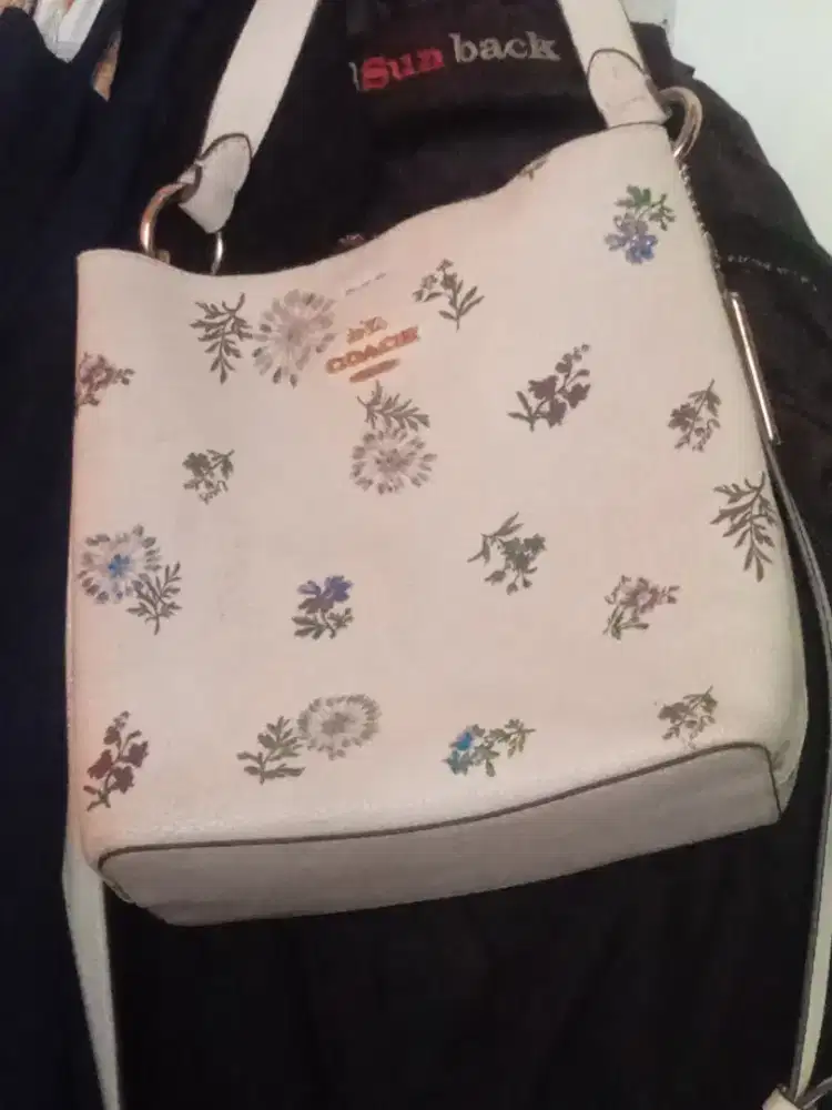 Tas branded bekas murah ,isi nya masih lumayan bagus