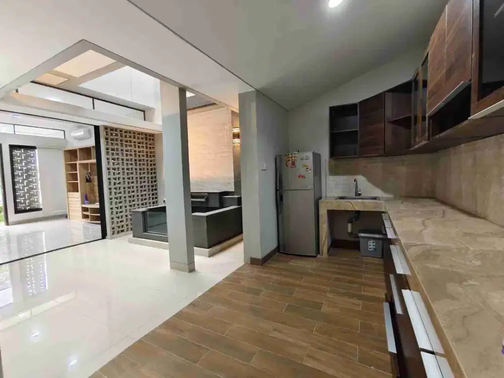 Rumah Flora full KT 4 ada kamar mandi dalam kamar tidur utama, AC 5, kitchen set, waterheater 2, lemari TV, gordyn