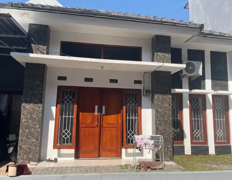 **DISEWAKAN RUMAH – PINGGIR JALAN GAWOK GATAK (BISA UNTUK USAHA)**