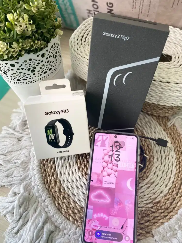 Samsung Galaxy Flip7, warna black