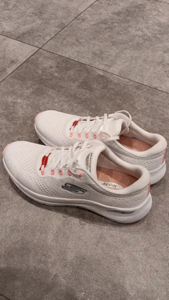Sepatu skechers for jogging