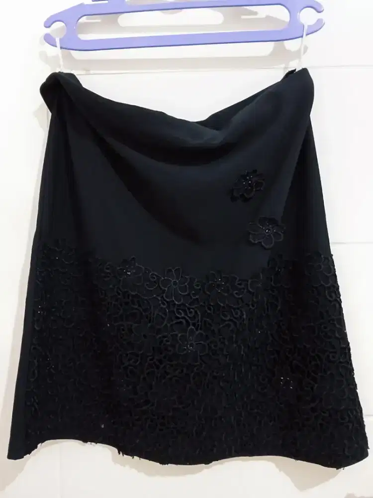 Rok wanita bermotif warna hitam