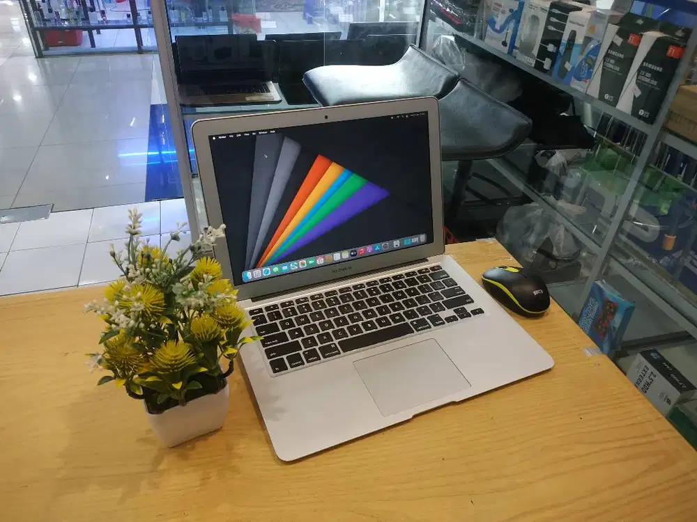 TINGGAL PAKE MACBOOK AIR 2017 CORE i5 RAM 8GB SSD 256GB