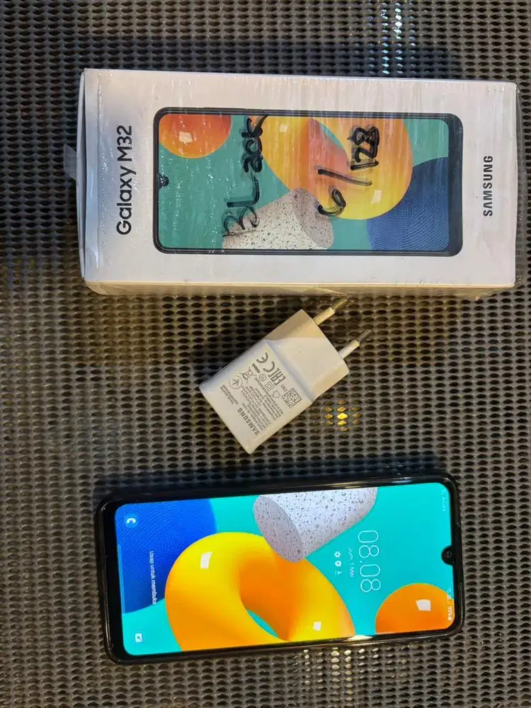 Dijual handphone samsung m32