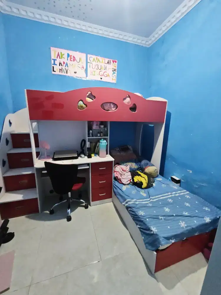 Dijual Satu Set Meja Belajar dan 2 Kasur Atas Bawah