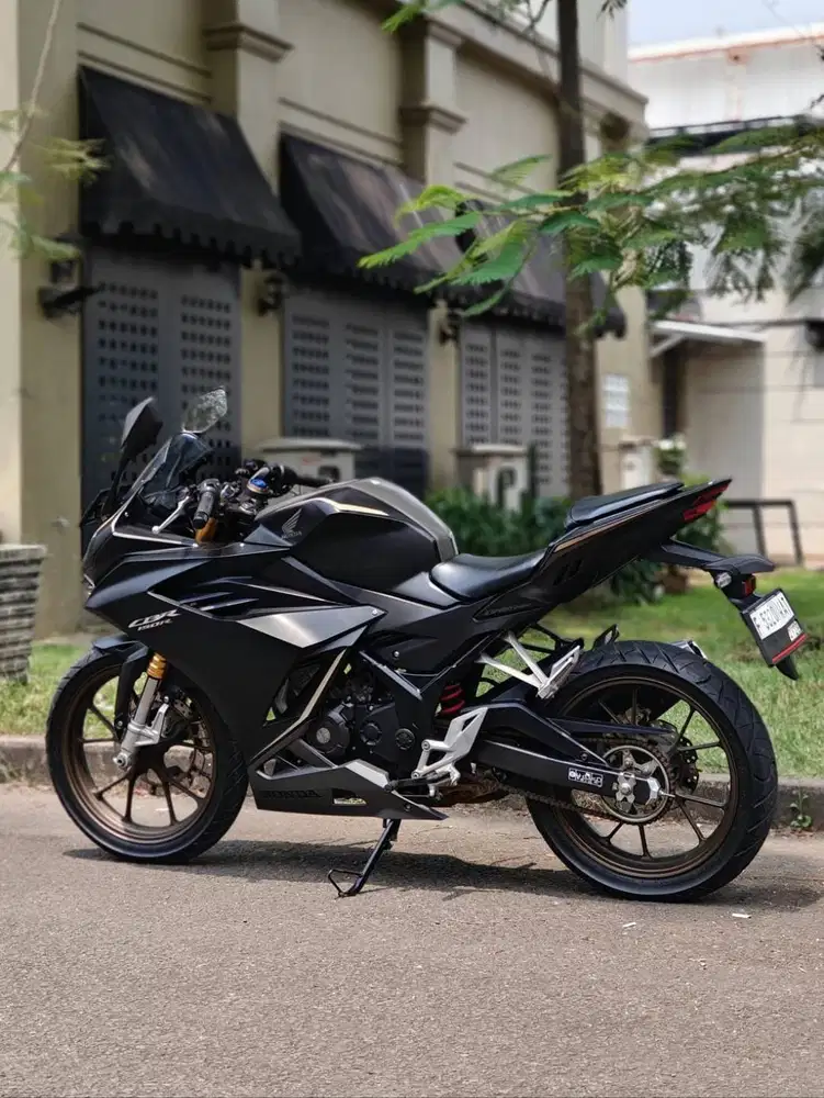 HONDA NEW CBR 150R NON ABS HITAM SILVER 2023 KM 10K PAJAK ON LIKE NEW