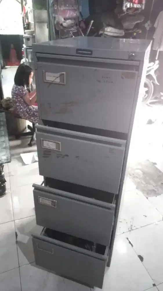 Lemari arsip 4 laci Datascrip
