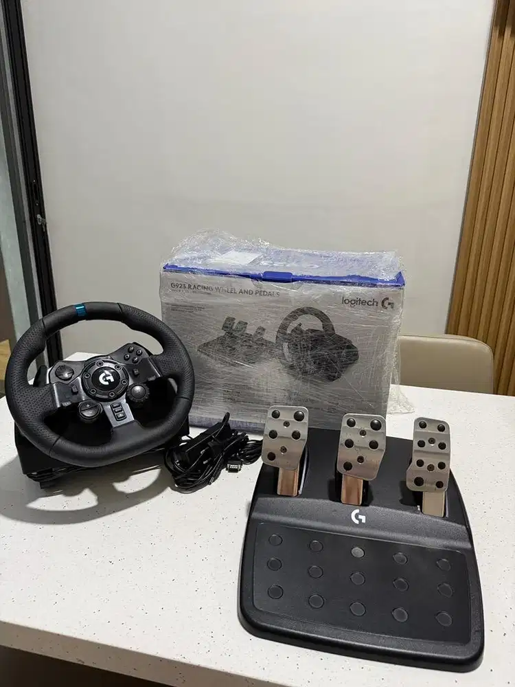 Logitech G923 Racing Wheel and Pedal