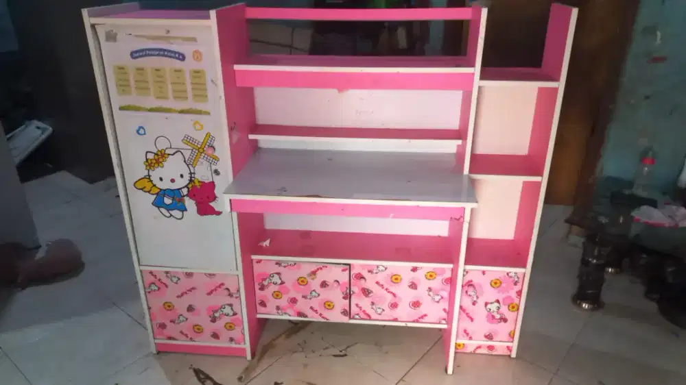 Lemari belajar anak pink