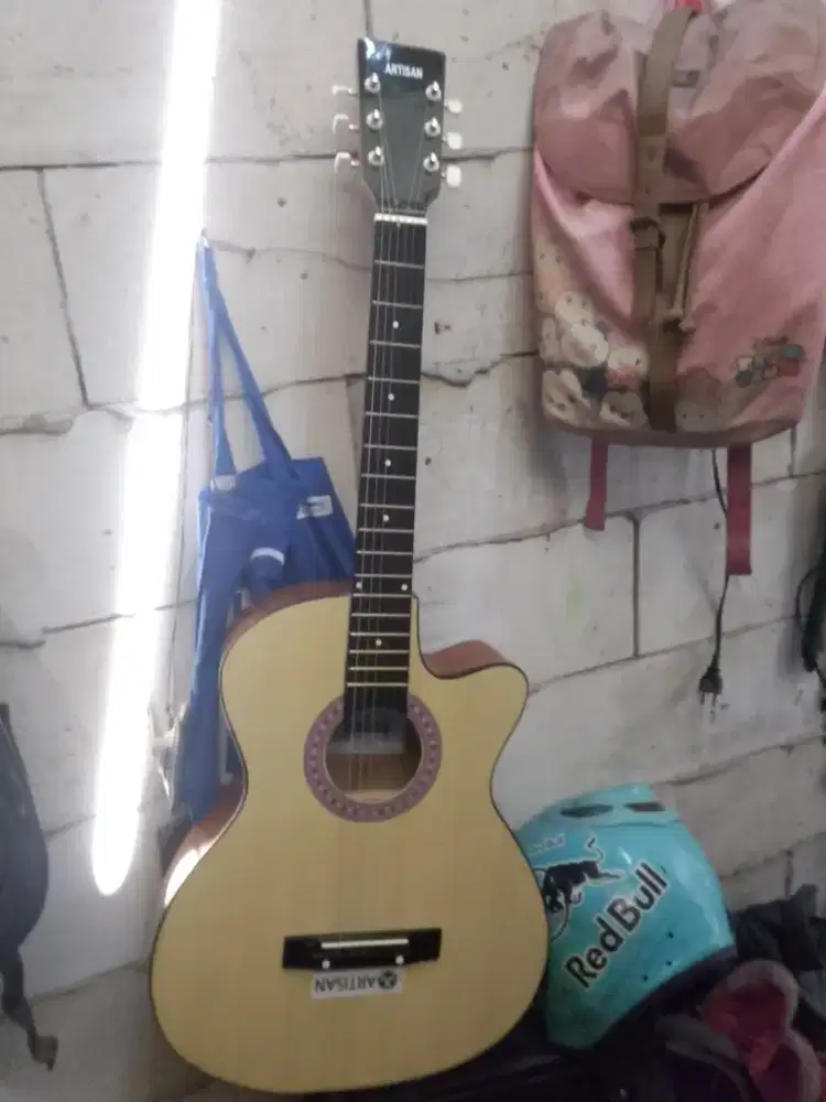 Gitar akustik merk Artisan