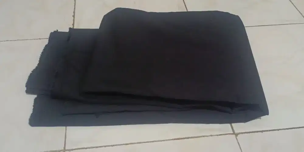 Kain katun hitam pekat.Untuk bahan celana.Bisa untuk 3 celana panjang.