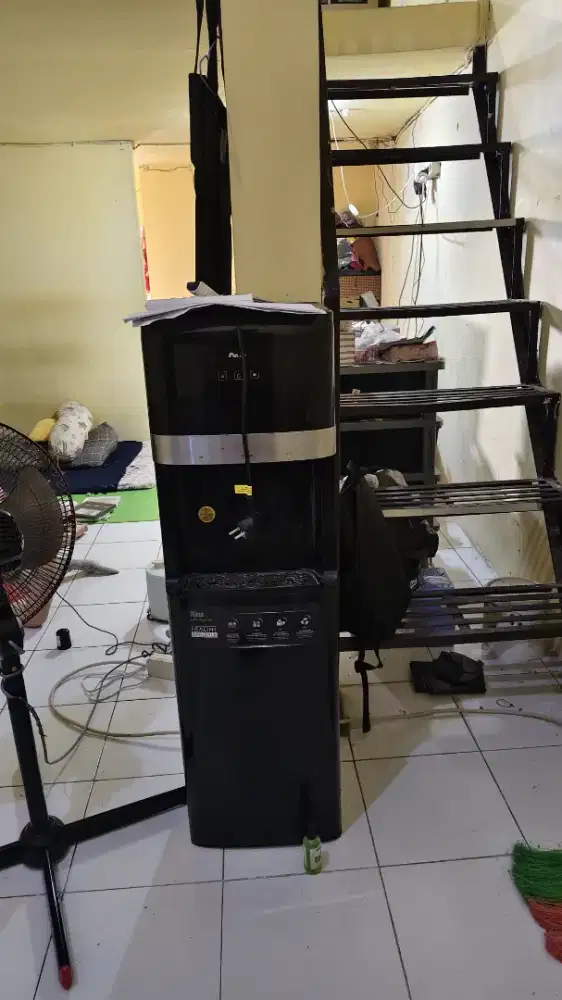 Dijual dispenser galon dibawah merk KRIS