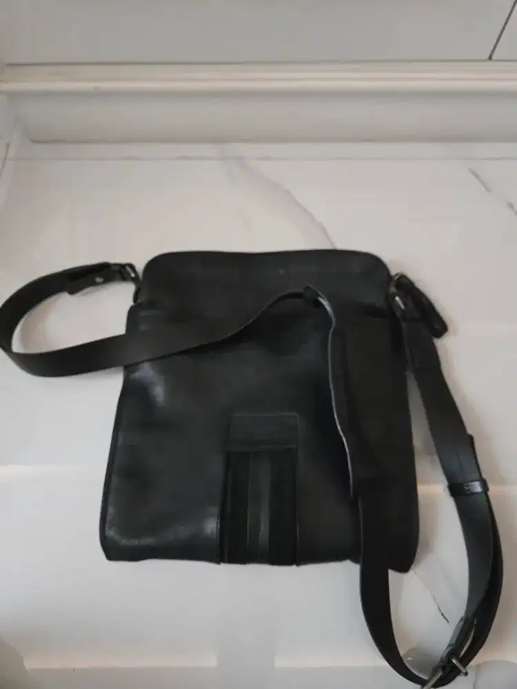 Tas Bally pria selempang