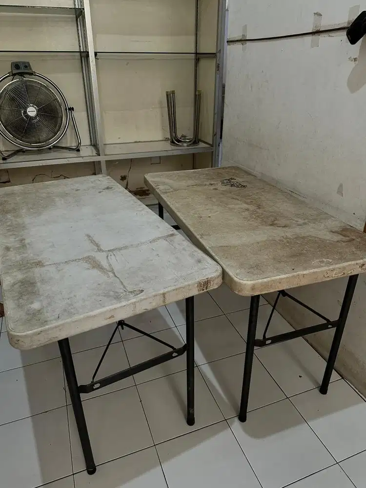 Meja lipat serbaguna