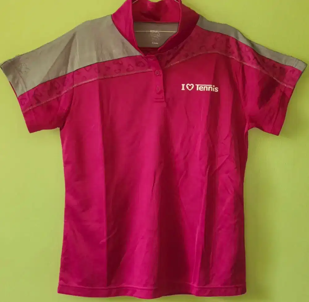 Kaos olahraga merah