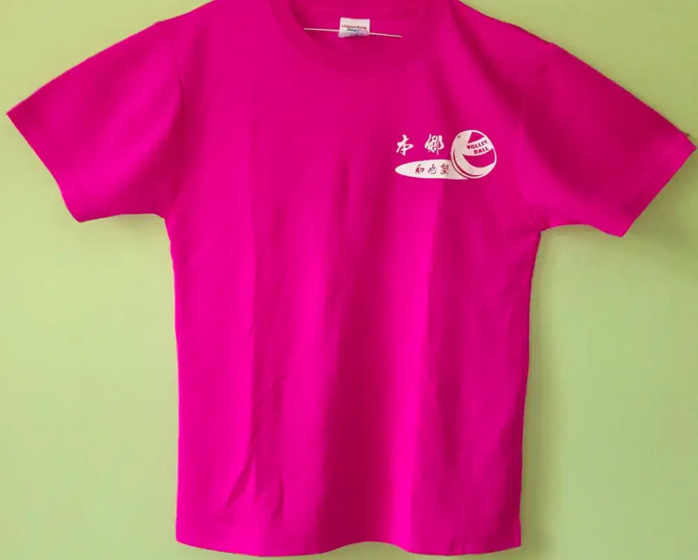 Kaos olahraga pink