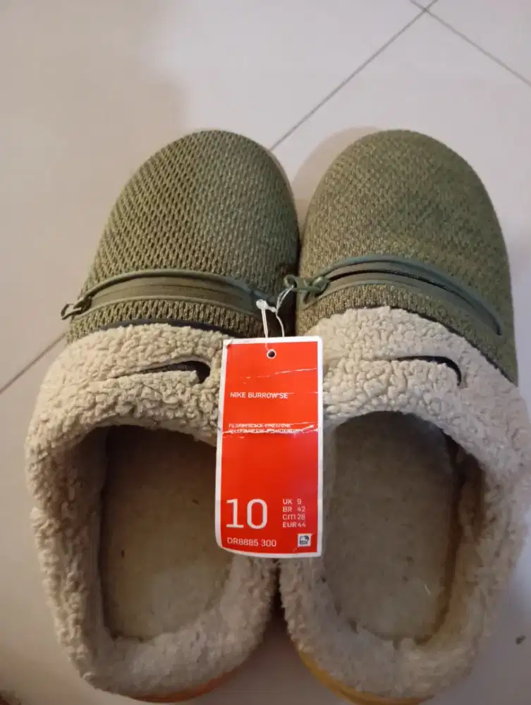 Sepatu bekas nya