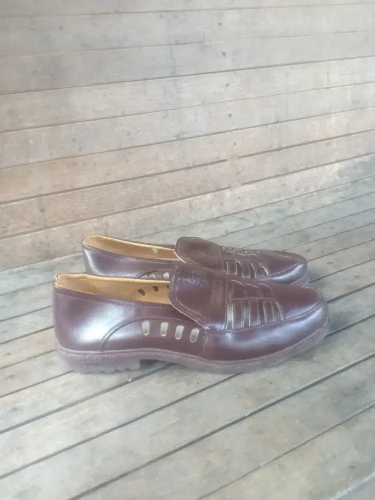 sepatu semi kulit