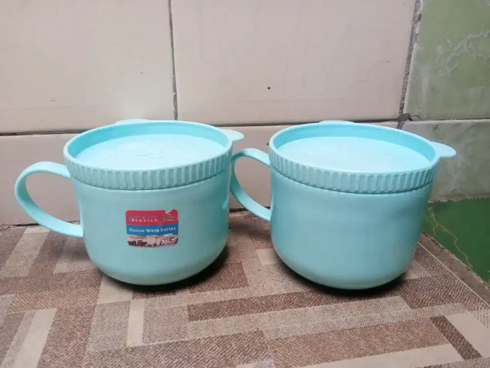 PRELOVED
2 GELAS PLASTIK BERTUTUP model PUTAR (rapat)