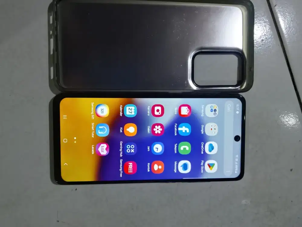 D jual samsung a72  8/256 kondisi mulus lcd aj udh gantian