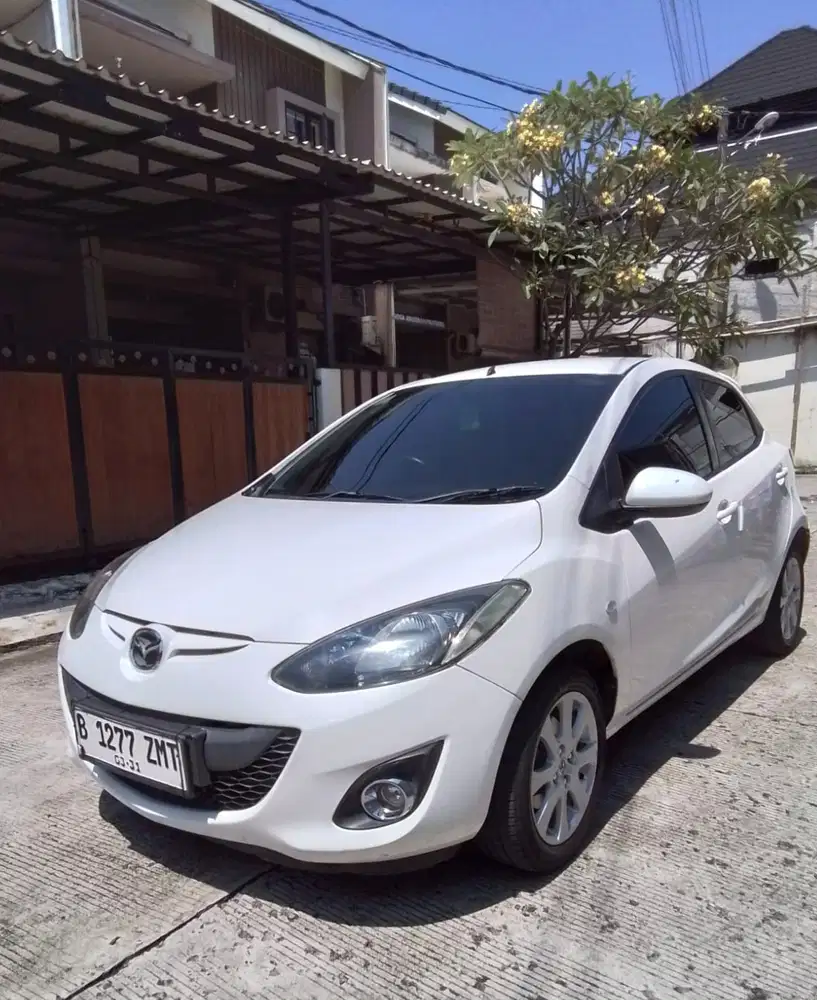 Mazda 2 V 2012 matic good condition