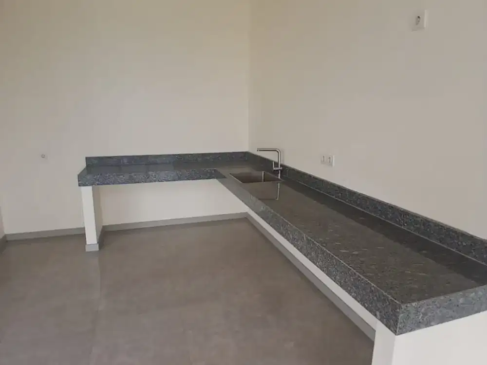 Dijual Rumah Hoek 5BR di JGC Lokasi Strategis