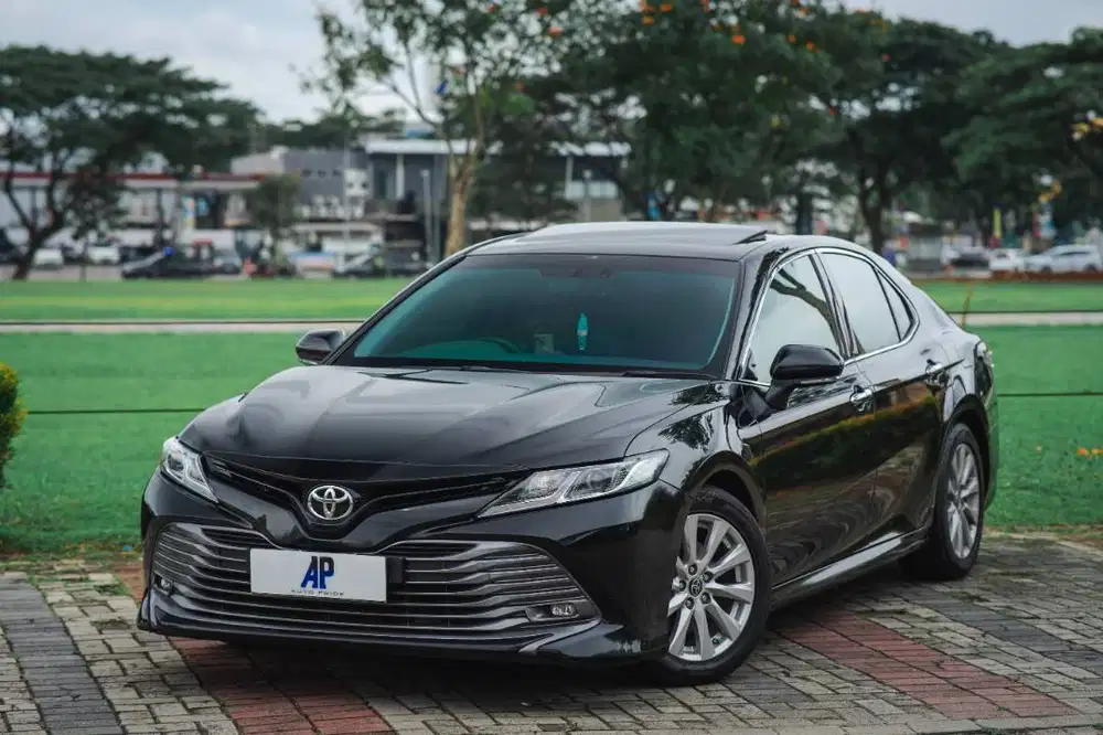 Mobil Pribadi dan sangat Terawat Toyota Camry V 2020 Hitam