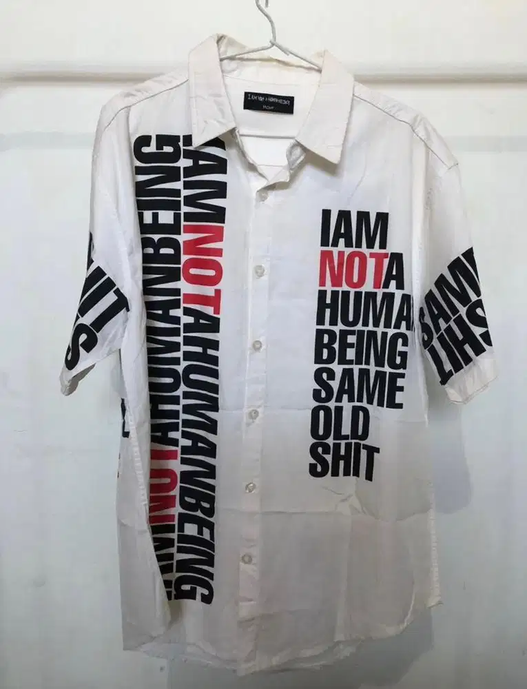kemeja unik warna putih imnotahumanbeing size M besar