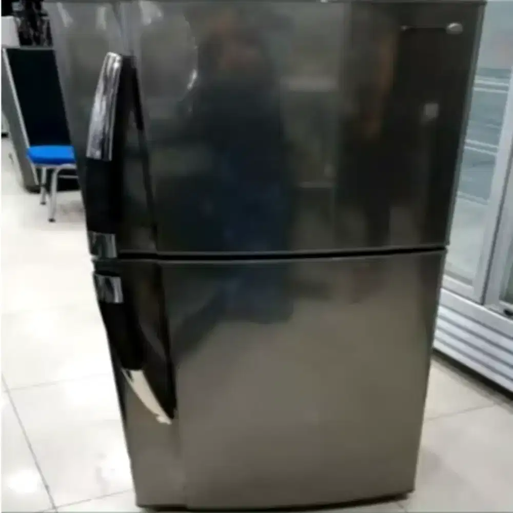 Dijual kulkas second yang dingin hanya freezer aja