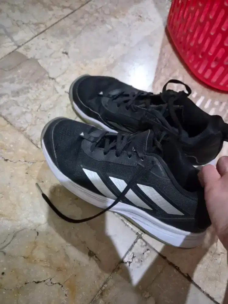 Sepatu tenis adidas