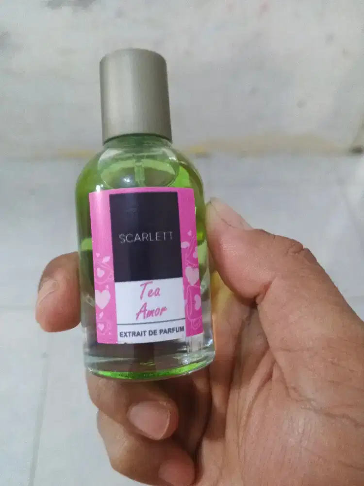 Parfum scarlet.