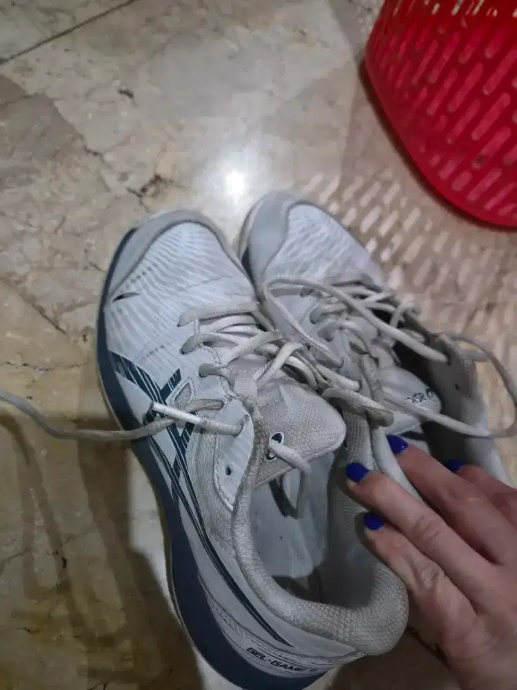 Sepatu tenis asic