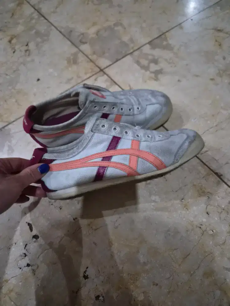 Sepatu jalan onitsuka