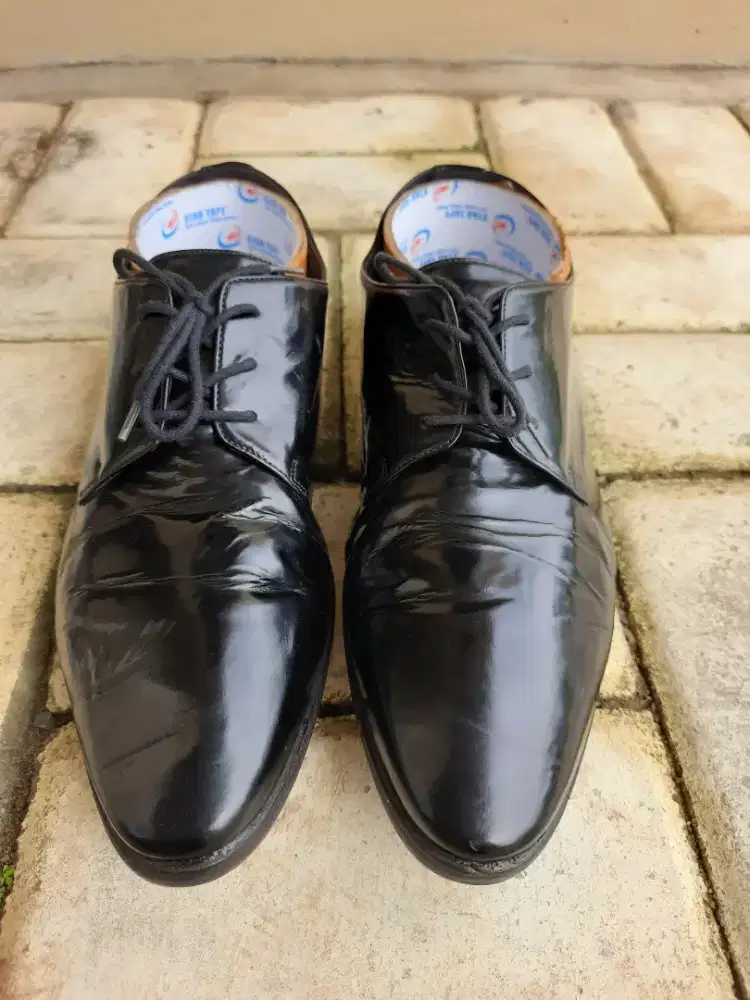 Sepatu kulit burberry
