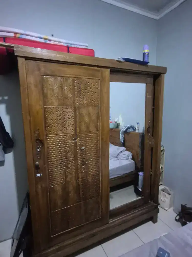 LEMARI JATI DAN MEJA HIAS