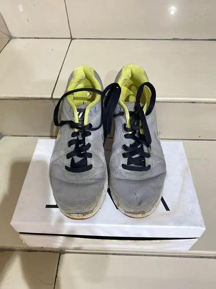 Sepatu olah raga /jogging