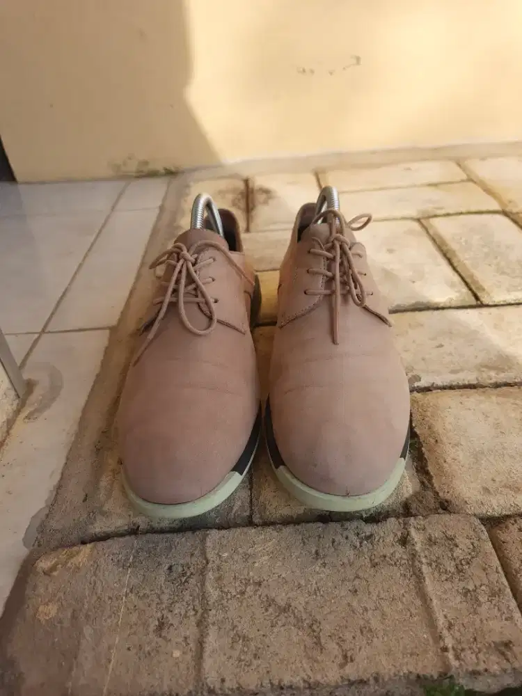 Sepatu kulit suede brand Camper