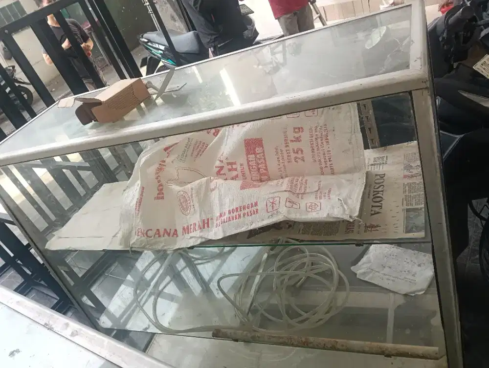 Etalase kaca  120 cm