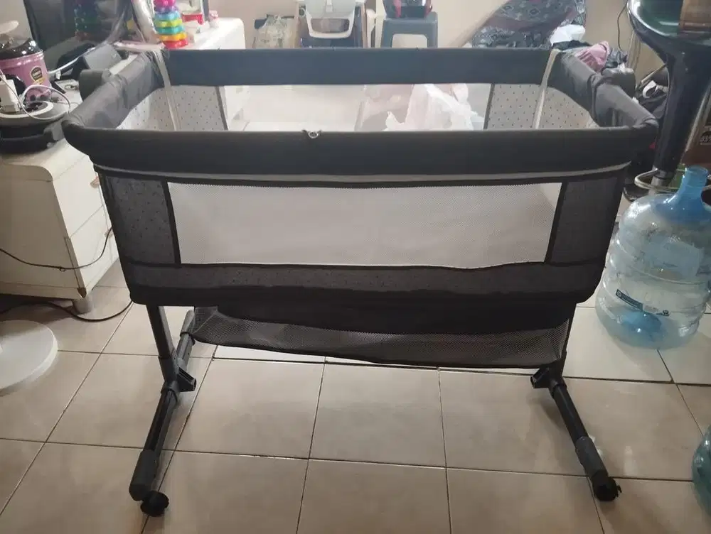 Tempat tidur bayi