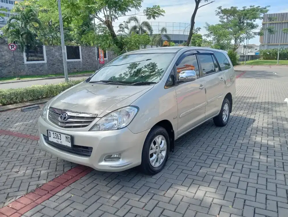 Toyota Innova G 2.0 AT 2010 very low km