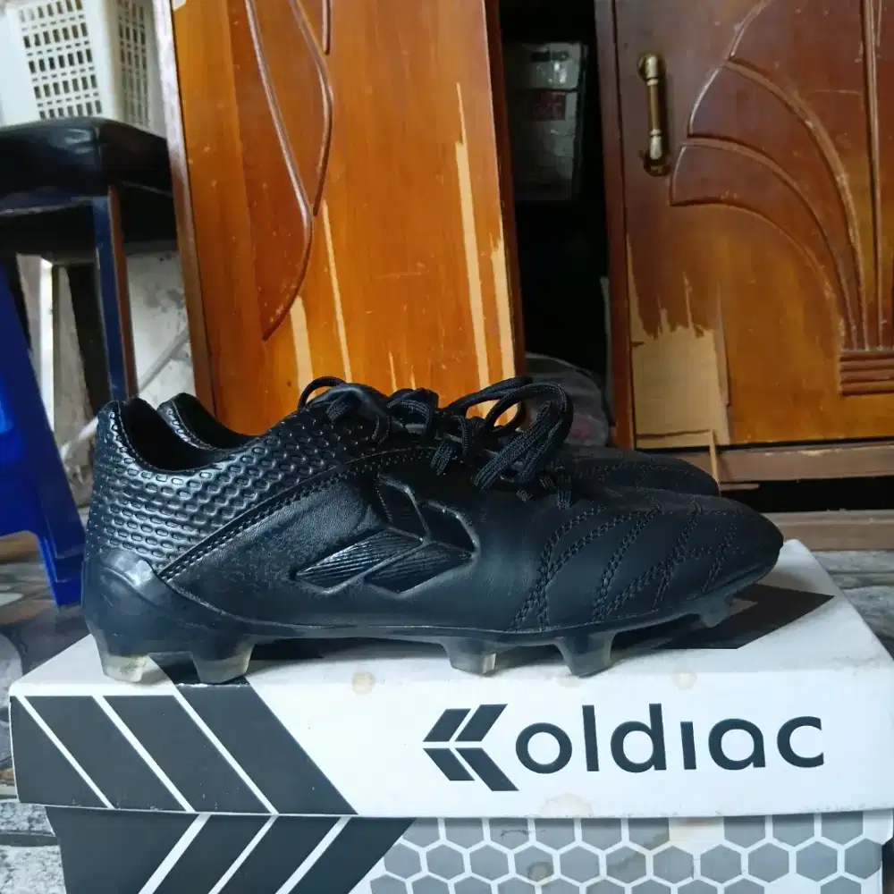Sepatu bola oldiac
