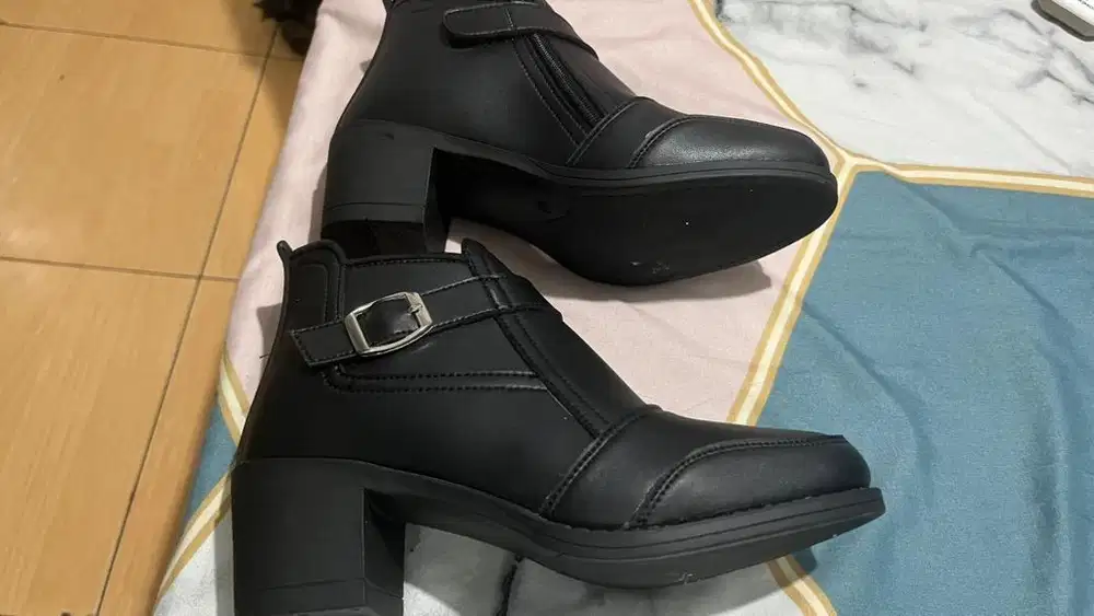 Sepatu boots wanita - baru