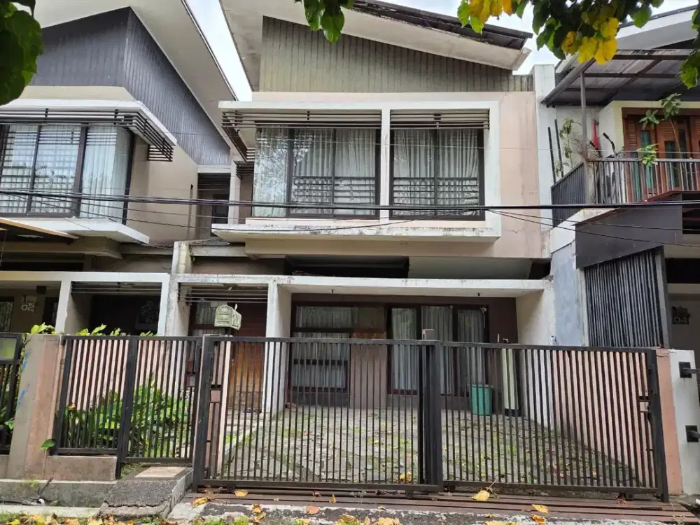 MURAH ! RUMAH STRATEGIS DENGAN LINGKUNGAN NYAMAN DAN TENANG DALAM KOMPLEK ARCAMANIK BANDUNG