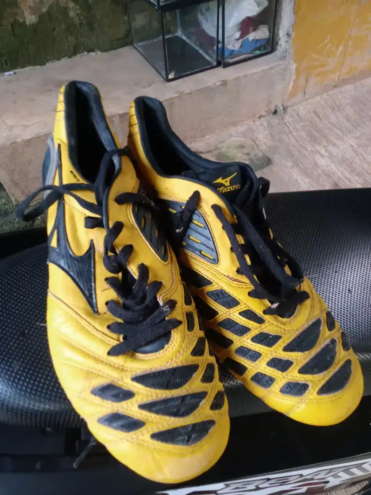 Sepatu bola merek Mizuno Wave Ignitus UK 44